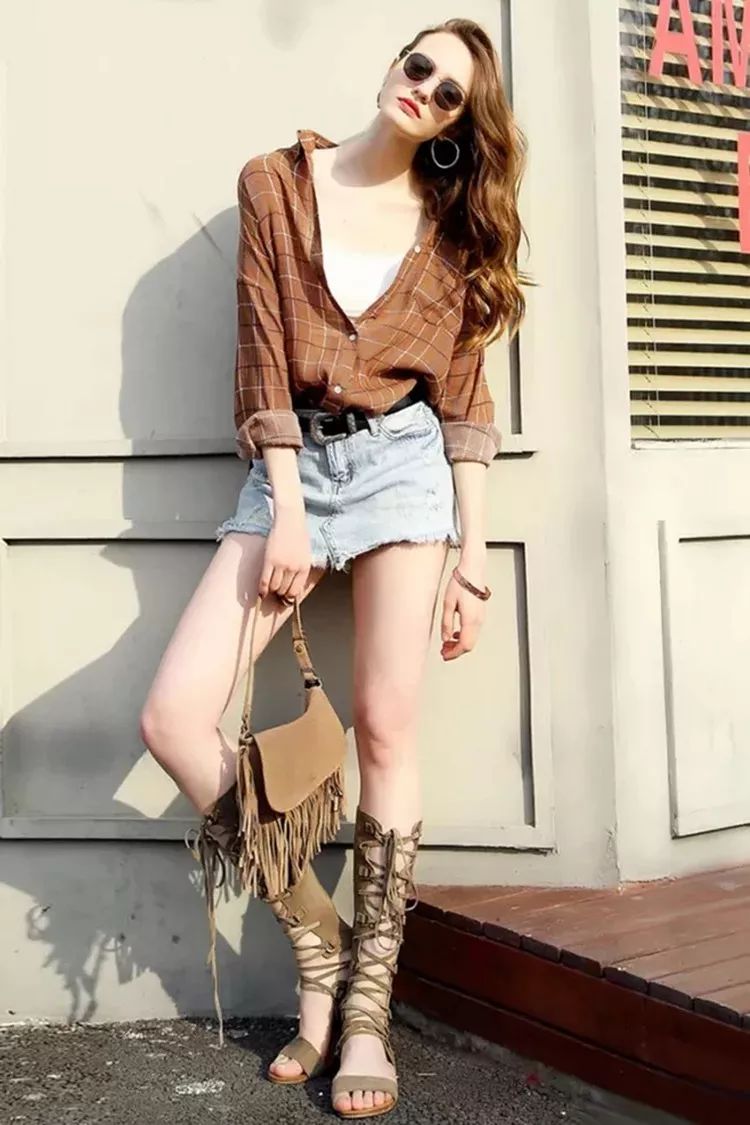 换上自带细腰效果的"a字裙",整体造型呈现正三角形,简直就是直筒身材