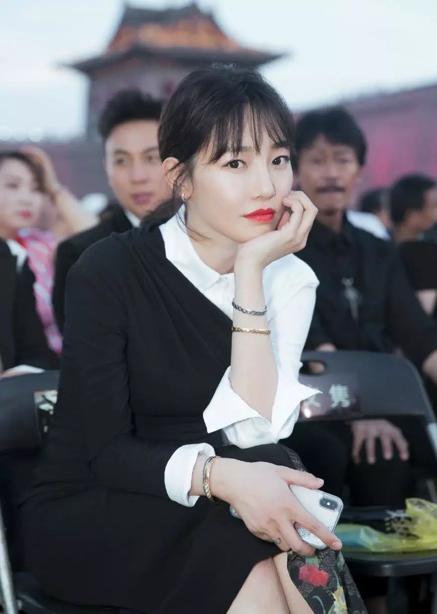 白百何长发造型竟美到不敢认抛开人设她绝对是行走的衣架子