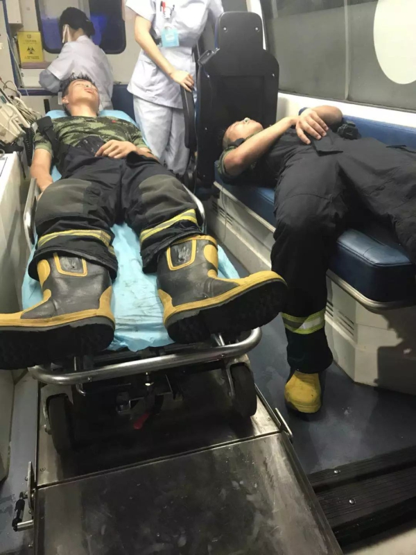 杭州高楼起火!3小时6人获救,两名消防队员虚脱晕倒