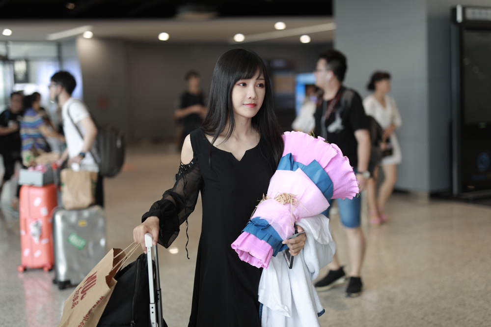 bej48来沪参加总决选气温飙升,烈日炎炎不挡热情粉丝