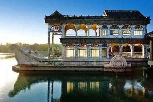 颐和园清晏舫.原本的中式舱楼,依照慈溪太后之意,改为了西式.