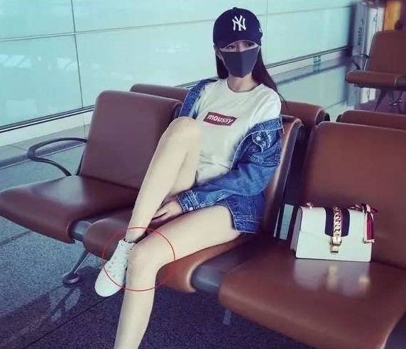 如果女星踩凳子是想凹造型,秀身材.王俊凯可能就是单纯的想搞怪了.