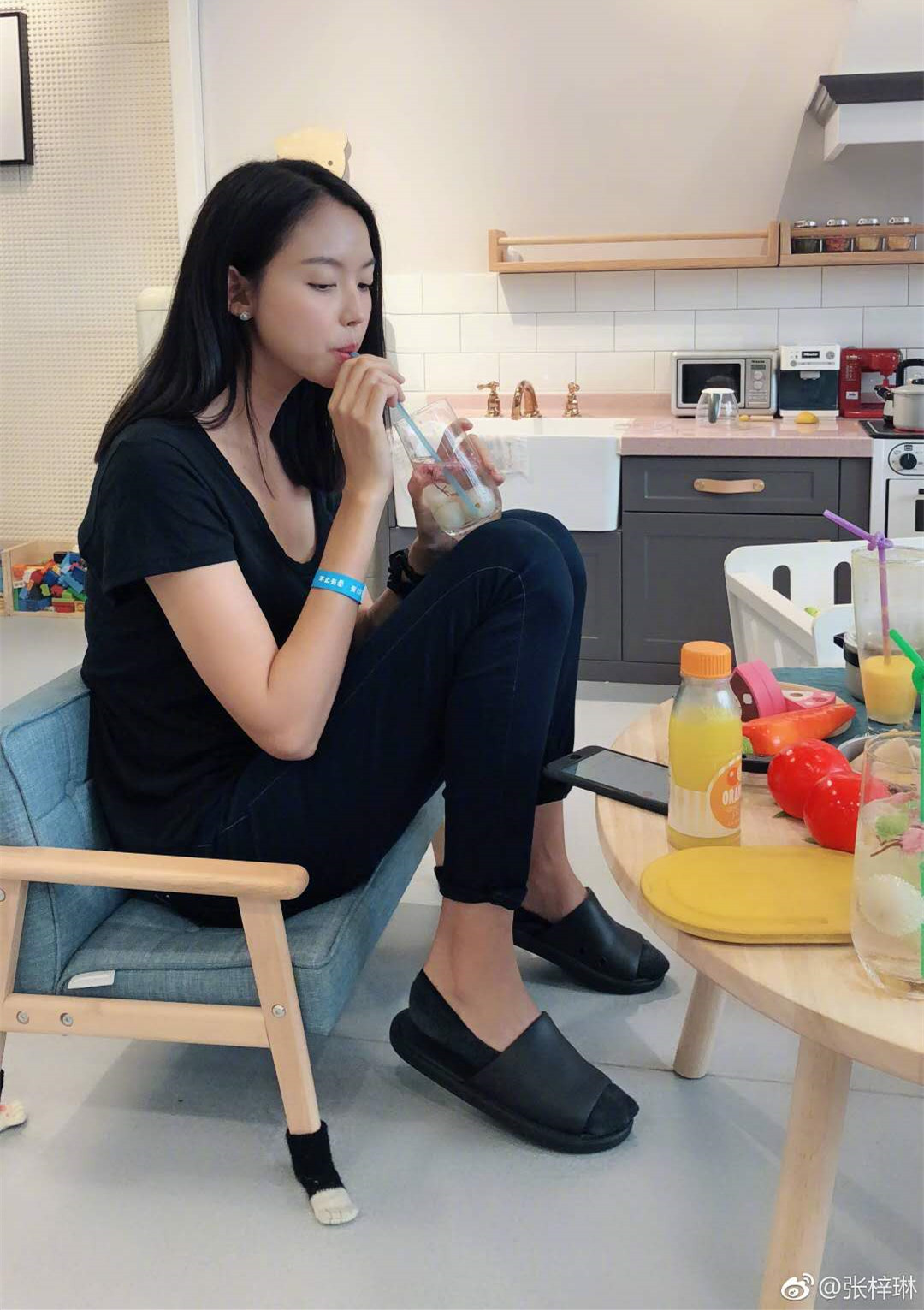 张梓琳坐小板凳网友这么长的腿坐着不难受吗