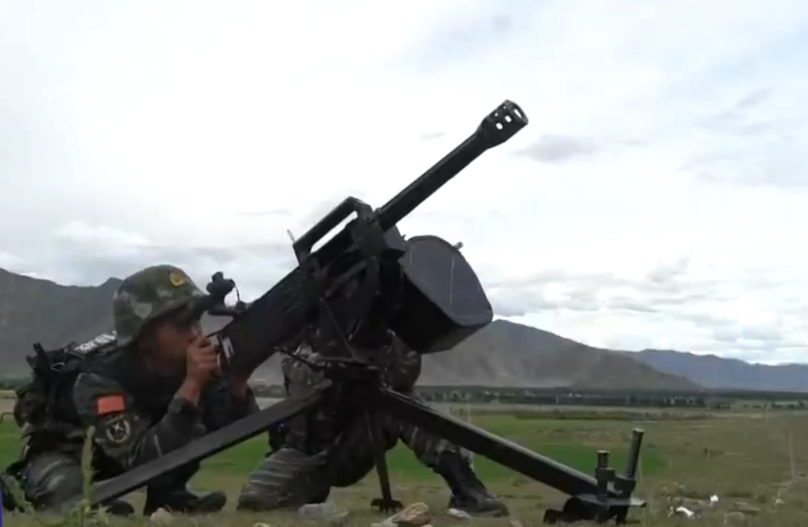 武警西藏总队某支队的官兵使用04式自动榴弹发射器打击"敌方"目标