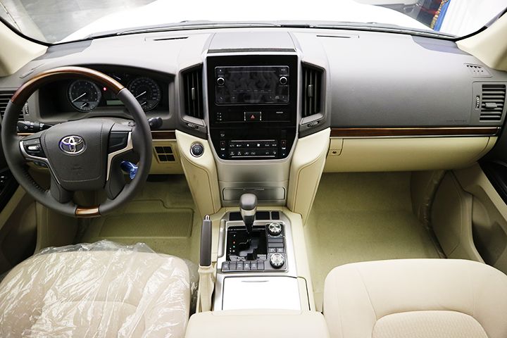 18款陆巡4000的内饰称得上帅过奔驰g,典型的米白色内饰,温柔舒适.