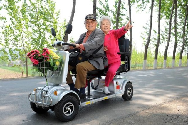 也存安全隐患 老年人该不该骑电动车出行 