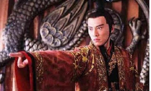 天子法令分明,亲手棒打犯错的下级官员_手机凤凰网