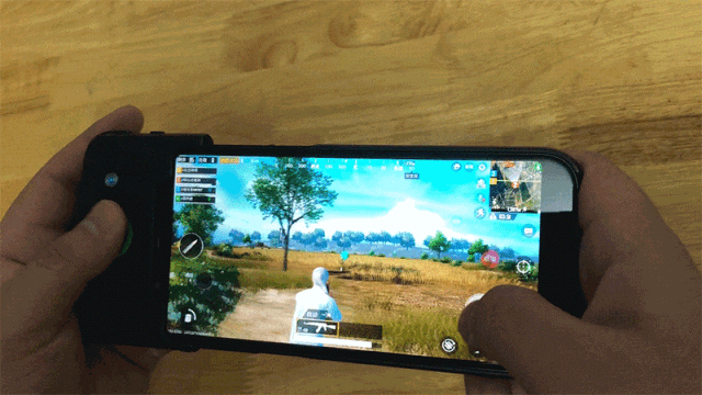 小米黑鲨游戏手机评测自带手柄让你把把吃鸡不是梦