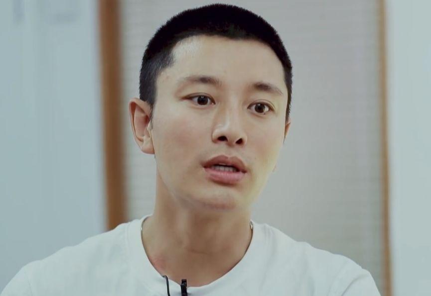 行业人物 > 正文 首先从外形上看,贾乃亮把头发剪成了平头,整个人变黑