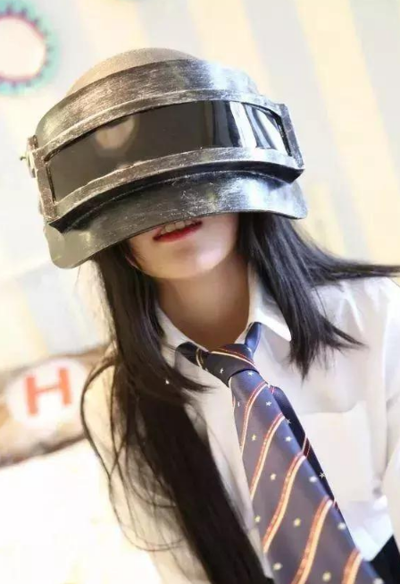 为何英雄联盟里的妹子老被嫌弃,在绝地求生里却很受欢迎?