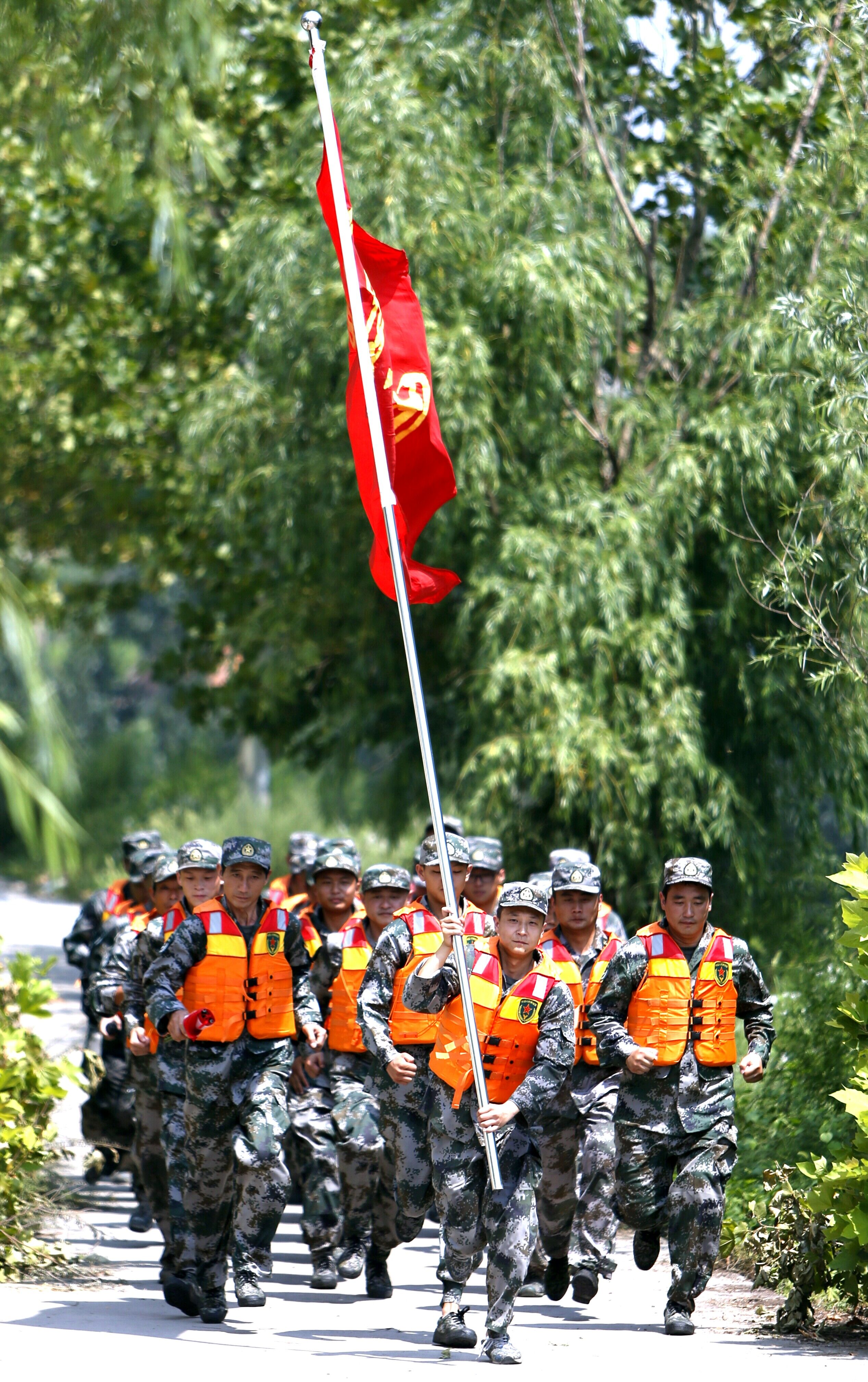 备战抗洪救灾山东某预备役工兵团应急演练