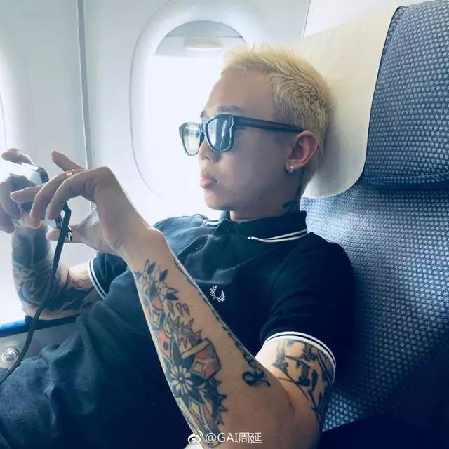 gai疯起来连自己都骂?经济舱到底做错了什么.