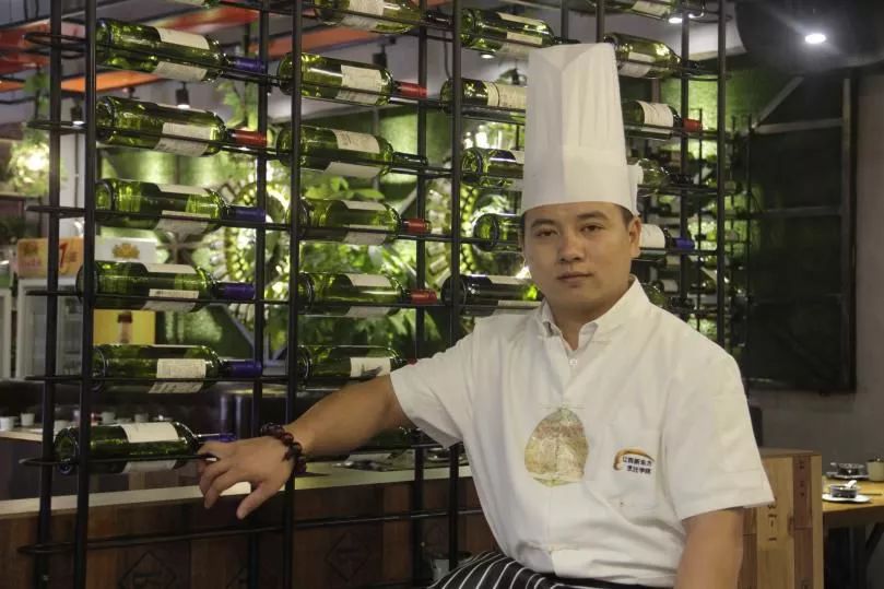 家餐饮公司运营得风生水起,他就是百年餐饮管理有限公司总经理许锦鹏