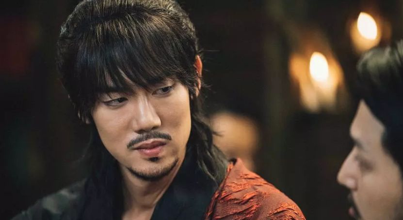 柳演锡饰演的 具东魅,同样出身「贱民」.