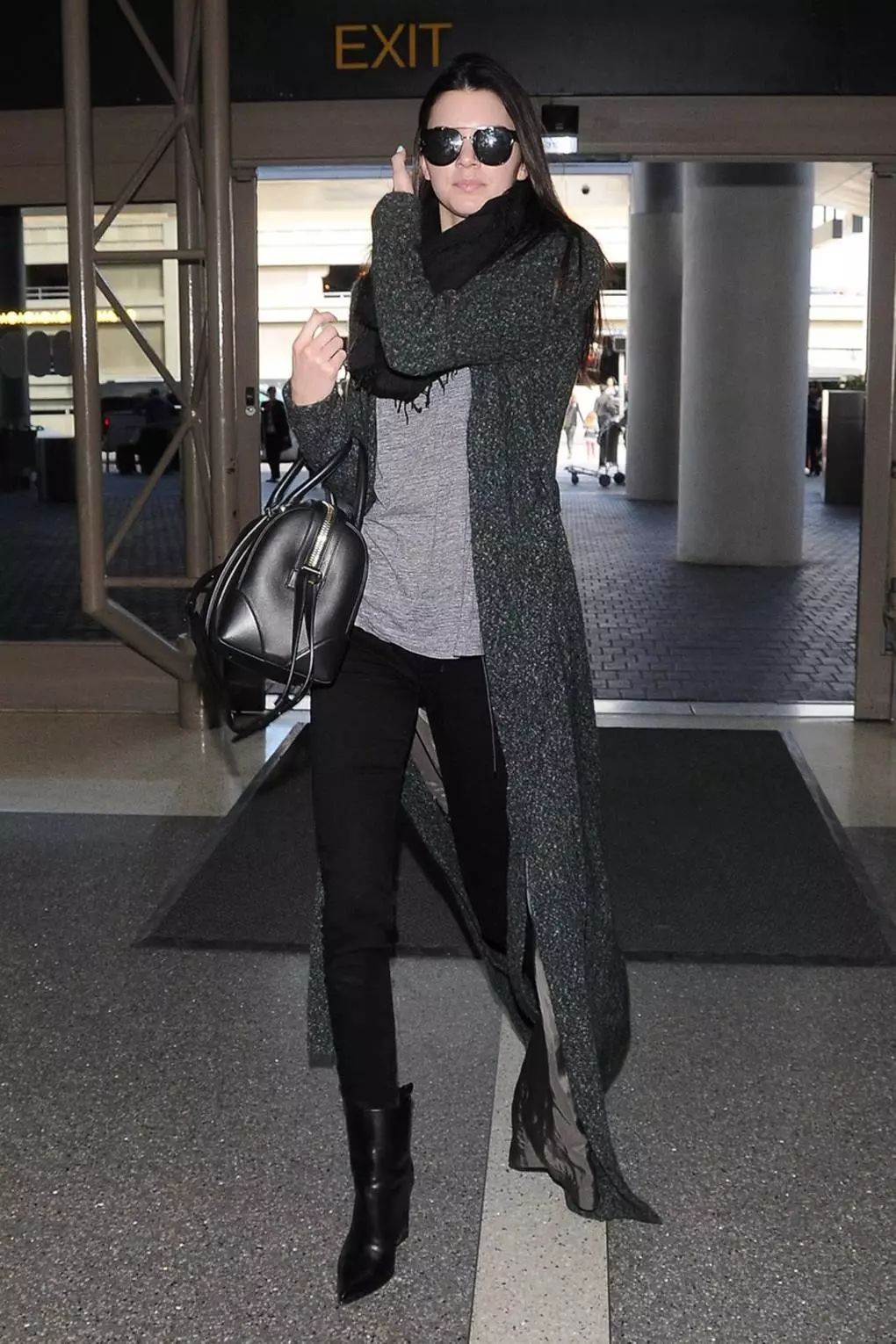 当然,单穿一件大毛衣时,大长腿的优势,也不吝啬分享.