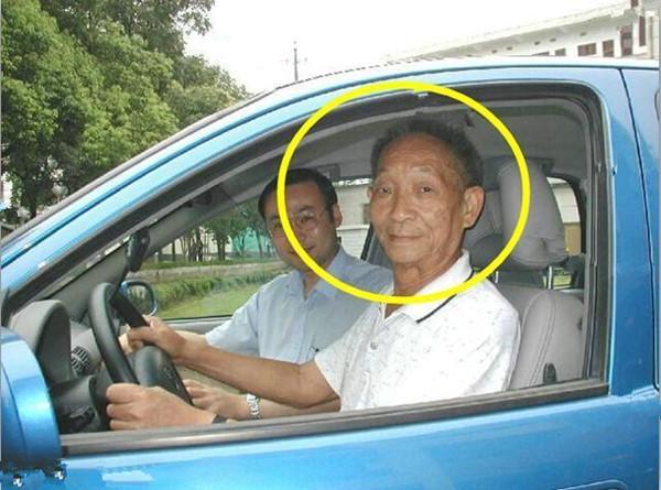 2001年,考虑到试验田离家2公里多,袁隆平选择了一辆2001款1.