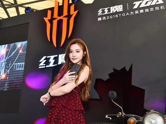 红魔手机引coser争相拍照你最爱哪一位