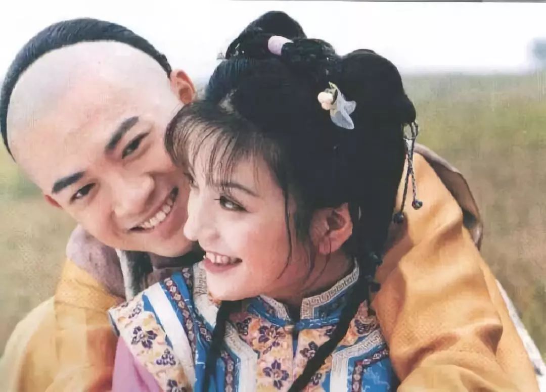 琼瑶剧里从不缺狗血爱情故事,但唯独《还珠格格》里的小燕子和五阿哥