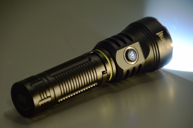 务本a21手电测评体积短小精悍却是户外小太阳