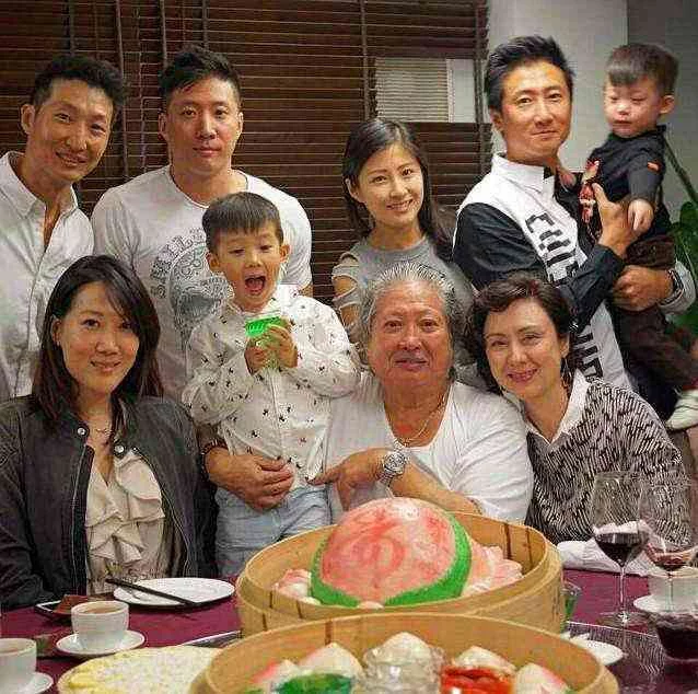 一个善良的后妈把4个继子女当亲生今53岁被宠成贵妇
