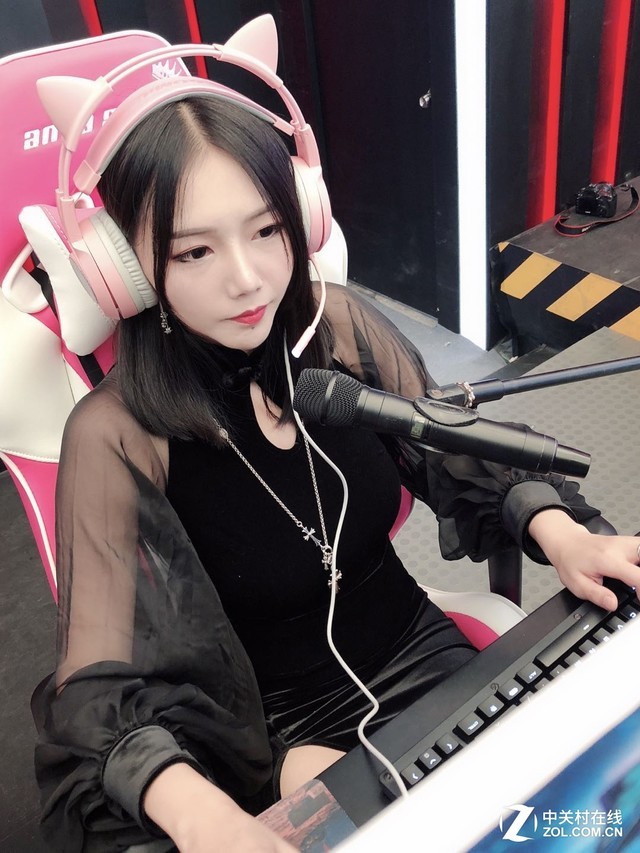 性感女主播助阵chinajoy硕美科展台激情四射