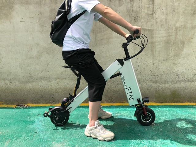 十秒折叠的刷街代步利器,卡西威尔折叠电动车体验