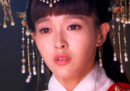 《金玉良缘》中唐嫣扮演玉麒麟,穿着一身红色嫁衣,头上戴着华丽高贵的