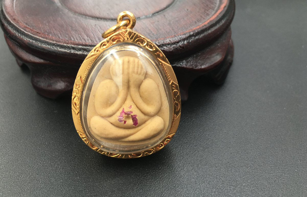 龙婆多高僧的佛牌很难请到,喜欢掩面佛的朋友可以考虑请其他的一些