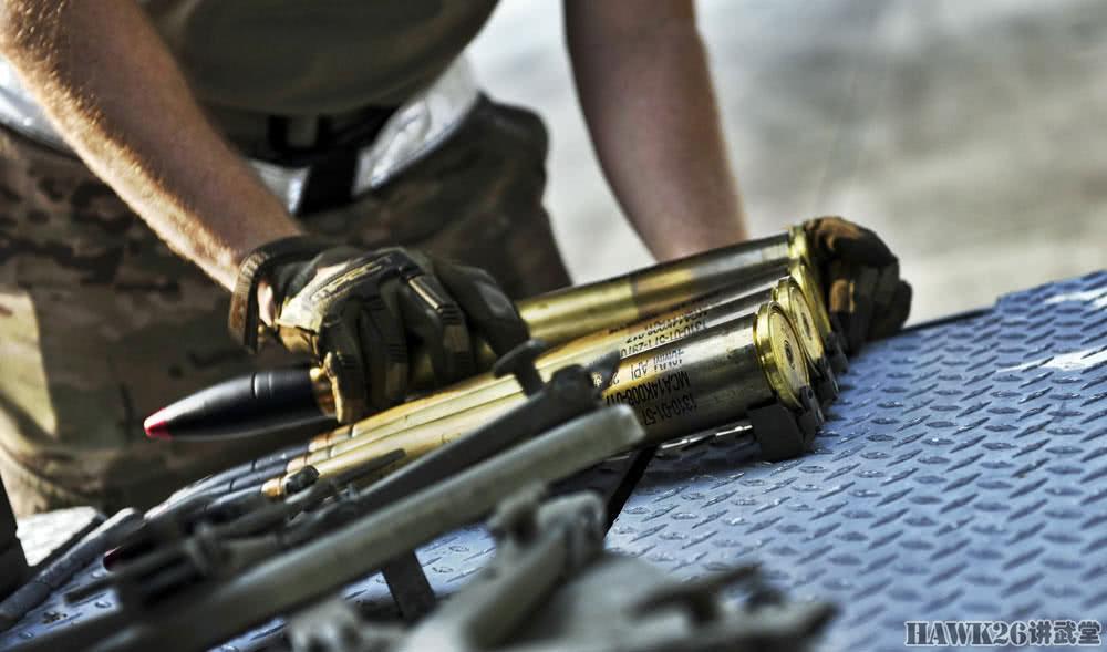 这是40mm"博福斯"机炮使用的炮弹,四发一组安装在弹夹上.
