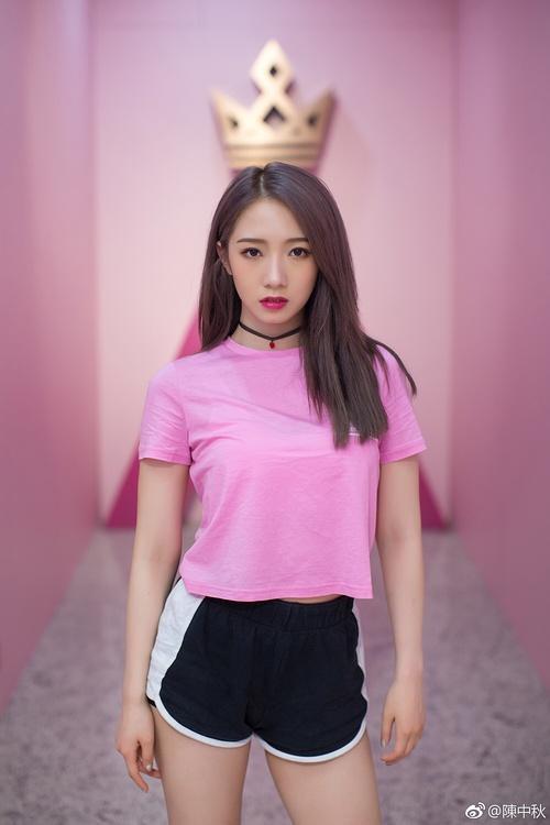 孟美岐童年照比同学们白好多,一群小孩里就她最突出,但下巴太短