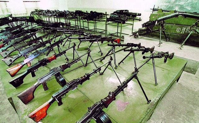 小米8的话,更像是布雷达37型重机枪,火力同样强劲但是受到枪管发热的