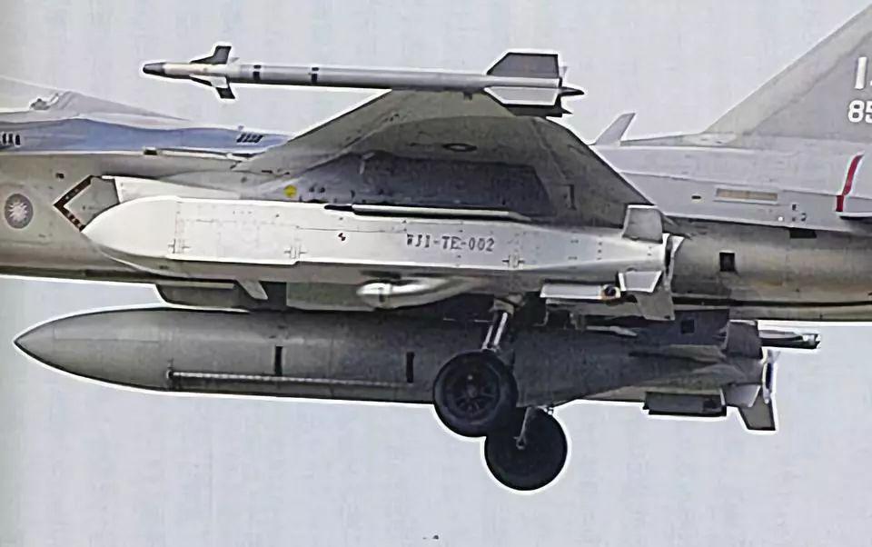 跑道集束巡航导弹,是台军专门用来压制打击解放军空军沿海机场的武器