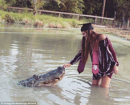 另类毕业照!21岁美女与900斤巨鳄亲密合影庆毕业
