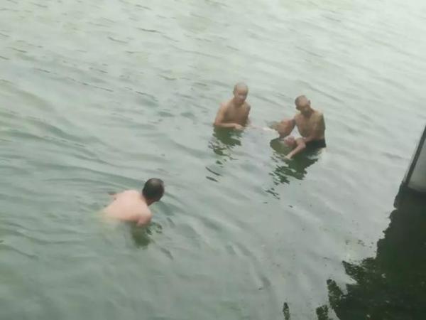 水中托举30分钟!65岁铜山“老汉”勇救轻生“壮汉”_凤凰网