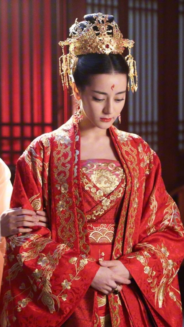 女星戴上珠冠,赵丽颖,三七惊艳到不行,可最后我却被热巴吸引了