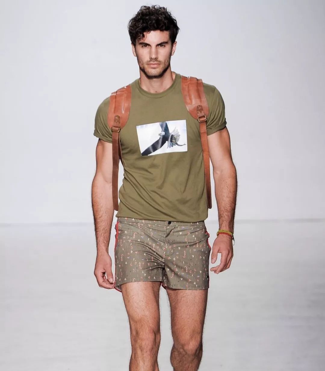 parke & ronen ss18但是畢竟職業是模特出身,再加上長相優良,身材誘人