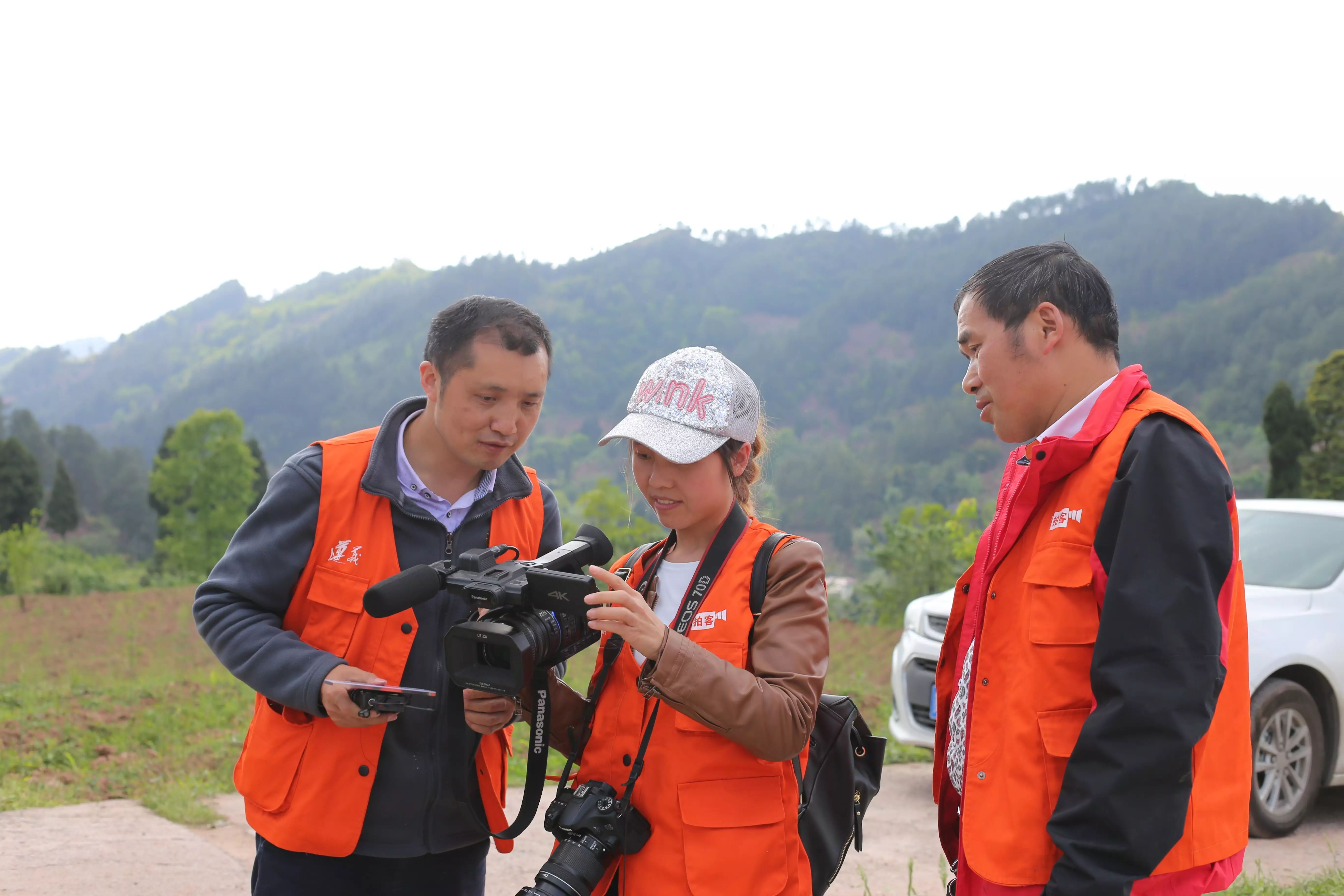 遵義拍客劉林,王順正在習水東隍鎮白坭村折耳根種植基地採訪拍攝.