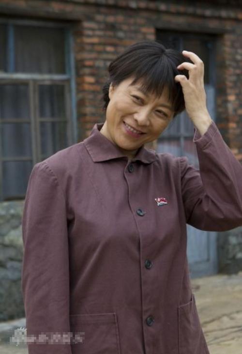 她年少成名婚姻失败还患上胃癌,如今与女儿一起拍戏,范霞,茅ヶ崎あり