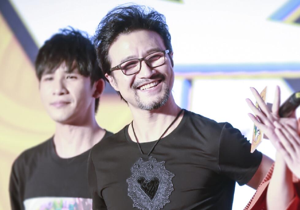 汪峰一脸花白胡子参加活动,网友:求求你赶紧打理一下吧