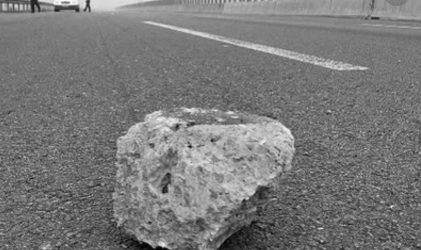 如果高速路上遇到石头你会躲还是直接撞过去交警要这样做