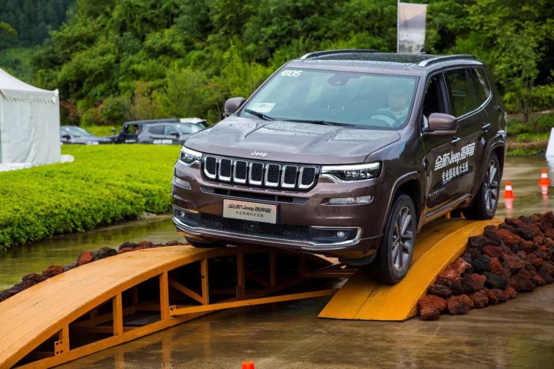 对途观l的降维打击 jeep中型大5座suv指挥官上市