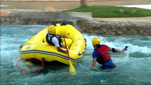 第一位是周韦彤,她在参加《极速前进第一季》节目时,曾发生严重溺水.