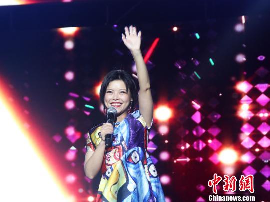 第一届中国双塔山爱情电影周文化惠民文艺演出现场,慕容晓晓激情演唱.