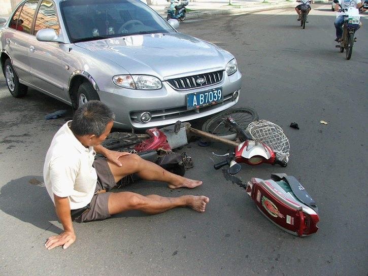 开车撞倒闯红灯的人事故责任如何划分交警告诉你答案