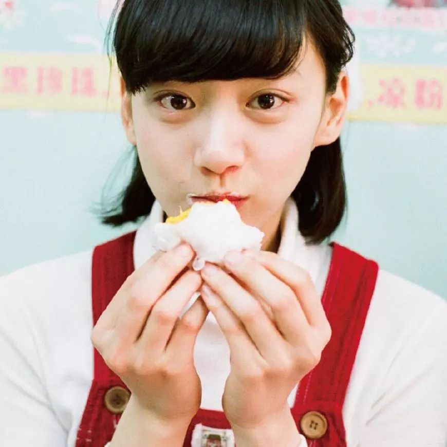 袁澧林当选了川岛小鸟拍摄的第一位香港女孩,一起走访了彩虹邨,怀旧士