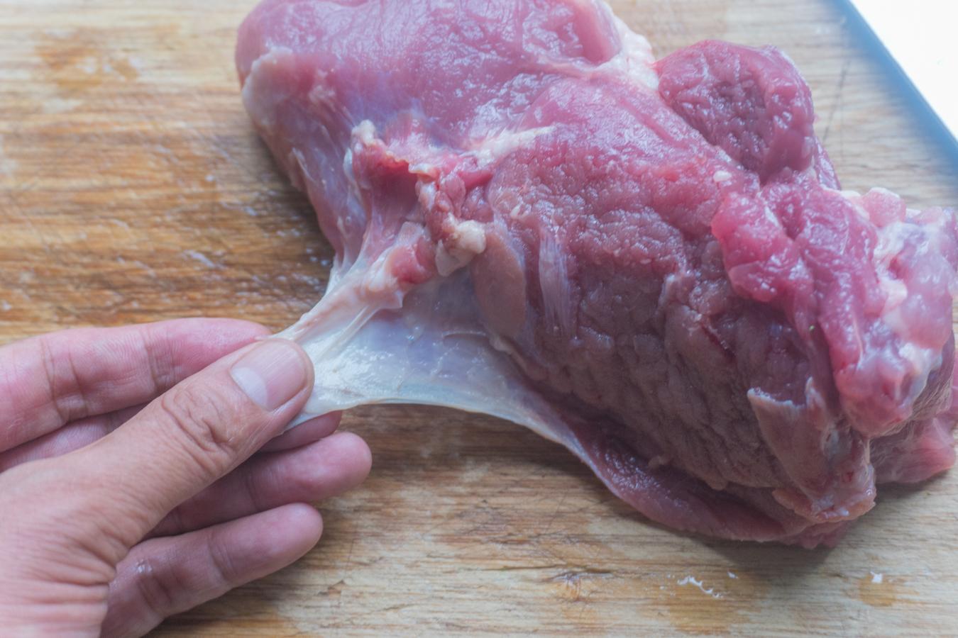 2,把瘦猪肉切成条然后改刀切成肉粒,最后用刀剁成肉糜.