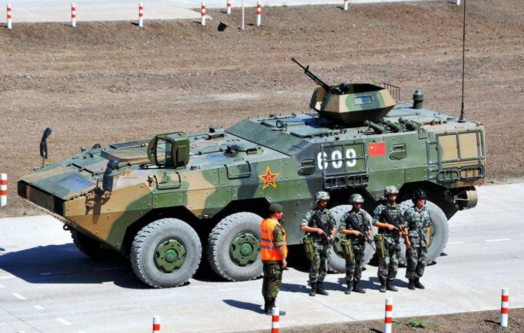 中国装甲车辆掠影:大八轮究竟是08式还是09式?