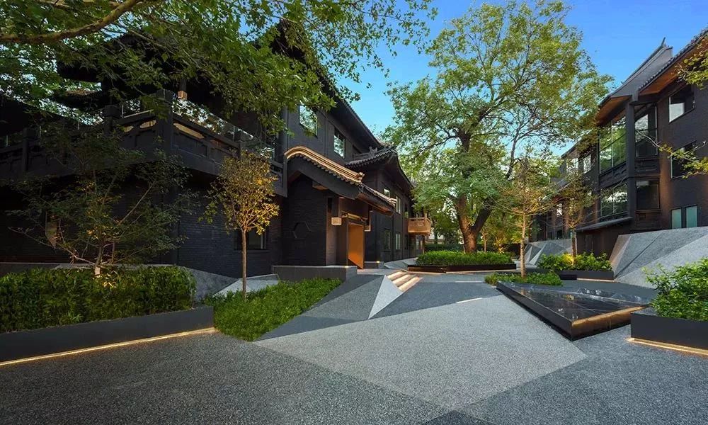 窗外是百年旧砖墙,临窗而立,思绪万千 △庭院 第三回合: 没得说