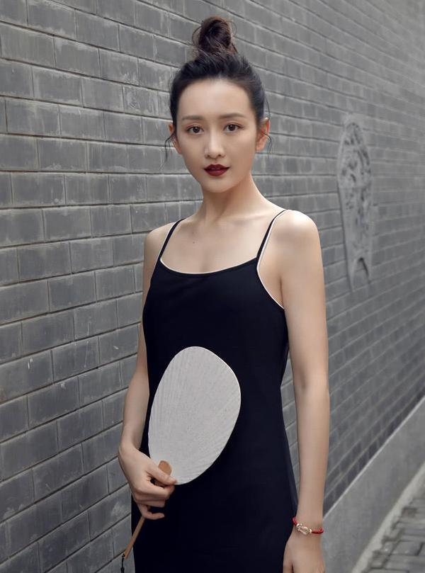 她保养得非常好,看上去很年轻,王鸥在很小的时候就寄养在亲戚家里