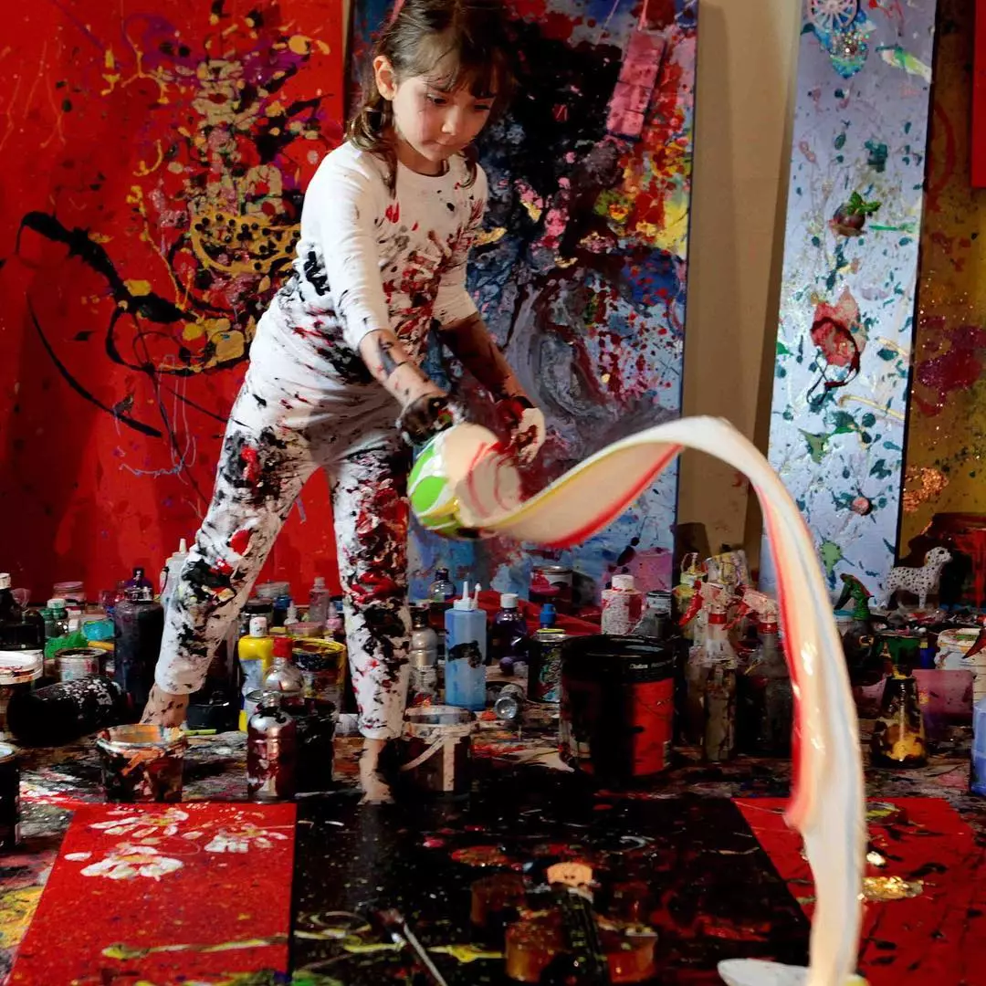 泼画 都是来自她天马行空的创作 4岁就赚了百万 这甚至是很多画家一生